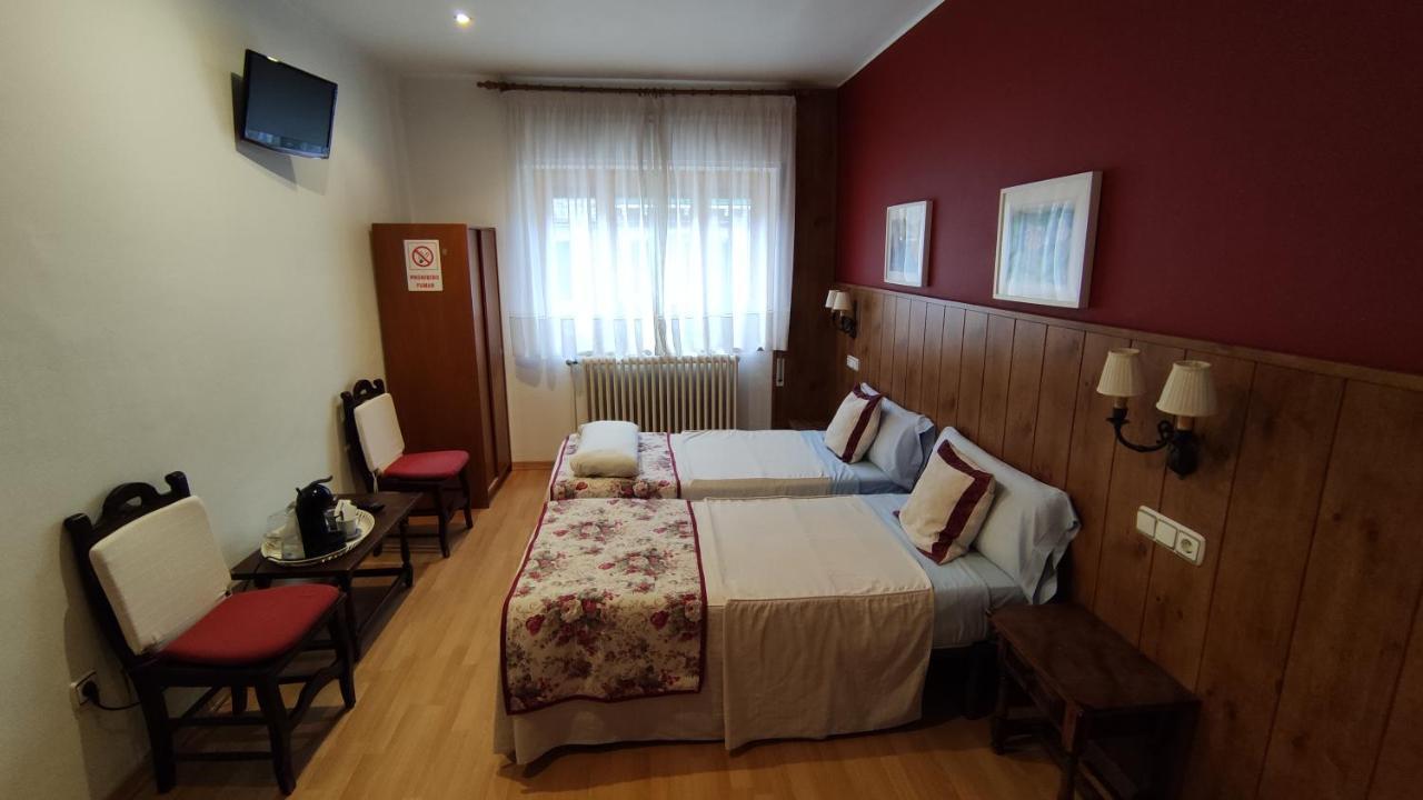 Hostal Escartin Sabiñánigo Kültér fotó