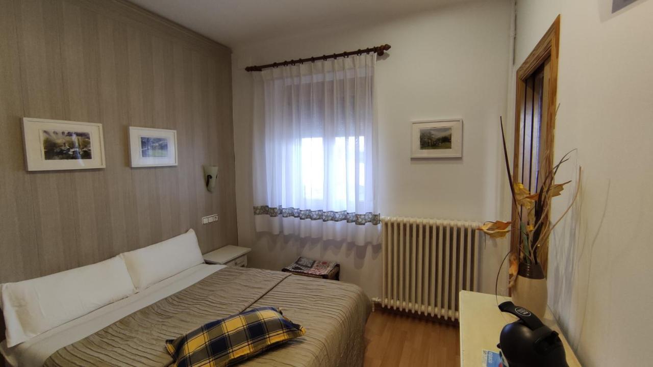 Hostal Escartin Sabiñánigo Kültér fotó